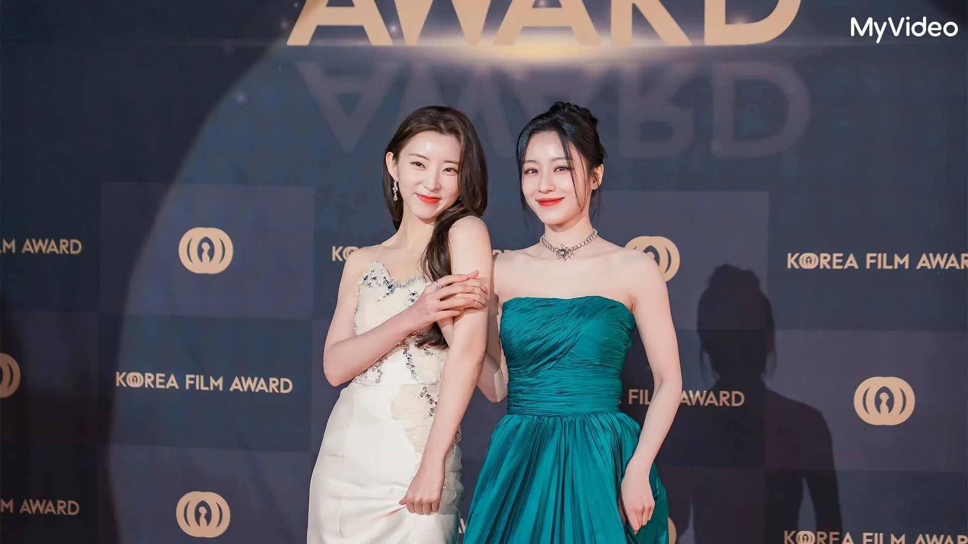 《共感細胞》權昭賢(左)與姜旻兒(右)飾演偶像女團同團成員。(圖/台灣大哥大MyVideo提供)