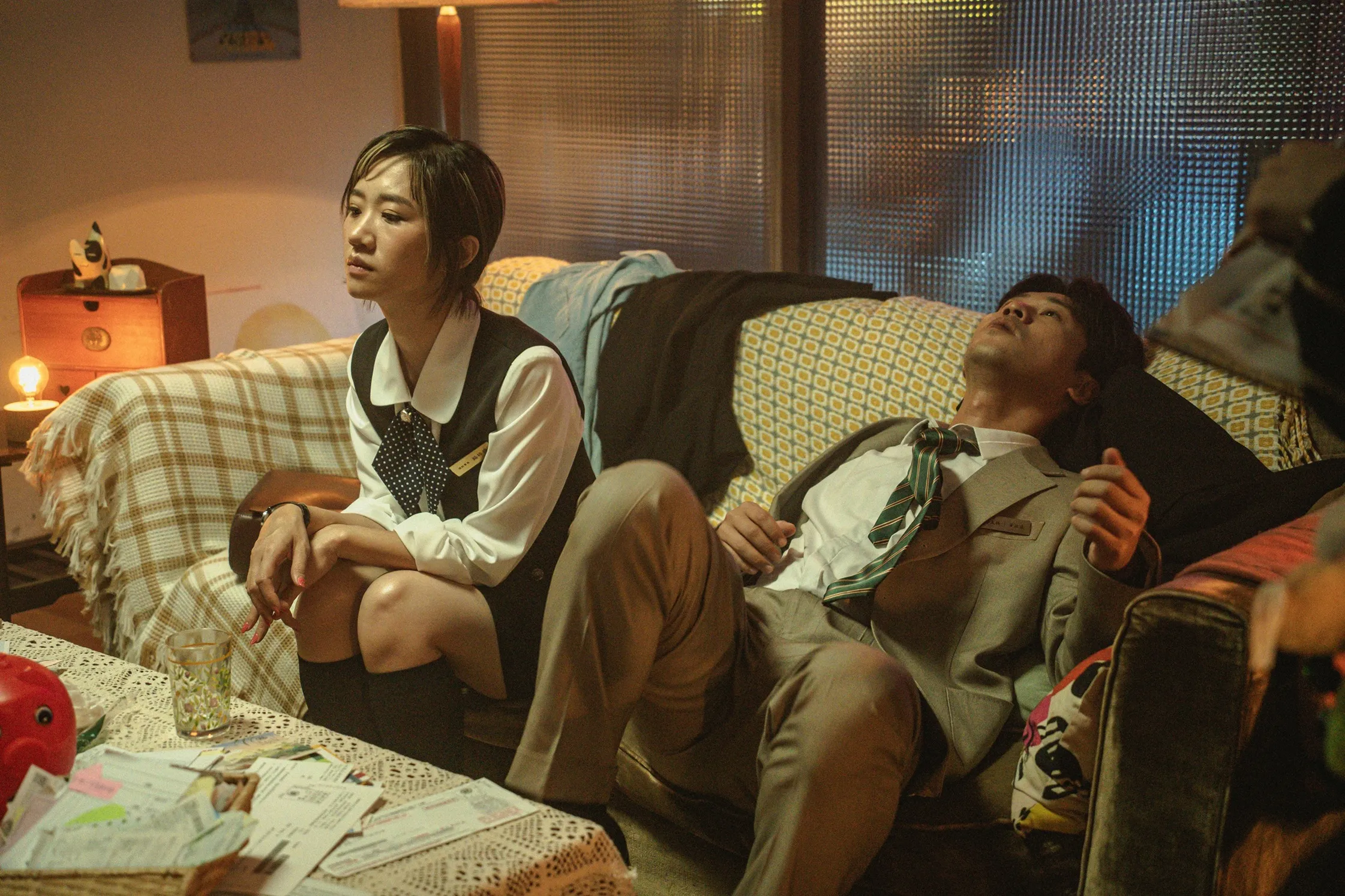Lulu與黃迪揚在達康.come推出的MV〈明天我會是更好的人嗎〉中飾演情侶。(圖/有笑果漫才提供)