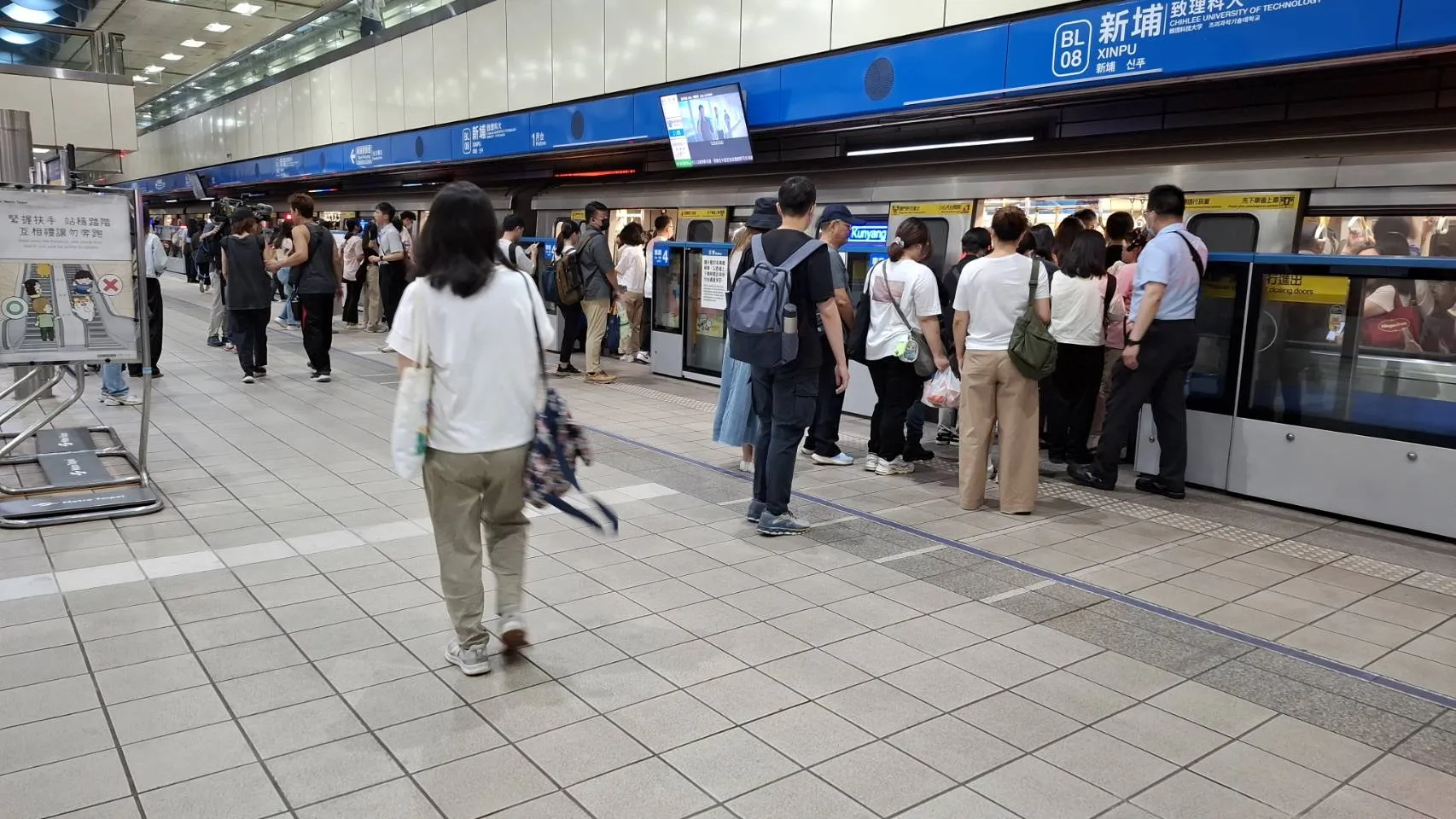 臺北捷運公司今日對外說明日前劍潭站發生旅客因不滿攜寵遭勸導,進而於社群平台公布站務人員個資之事件,強調已保留相關事證並將全力協助同仁提告。(圖/資料照)