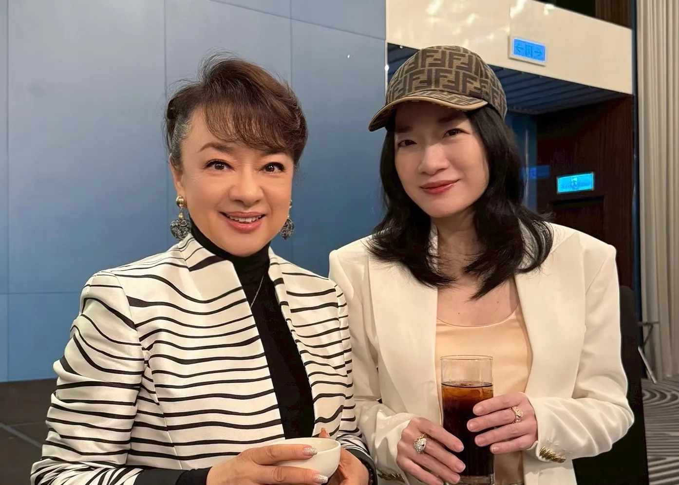 昕璟娛樂董事長林曉曼(右)與《陽光女子合唱團》主演翁倩玉合影。（圖／昕璟娛樂提供）