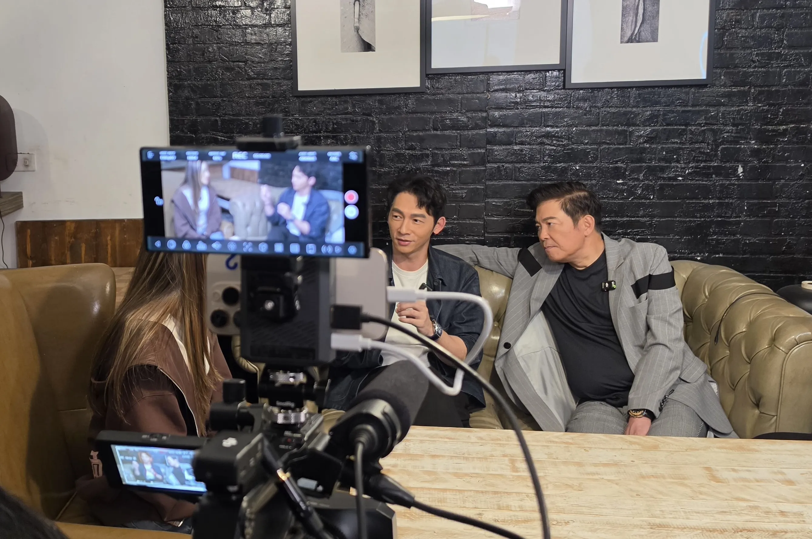 曾國城主持YouTube節目,最新一集邀來大學學弟溫昇豪擔任嘉賓,兩人不僅大聊昔日校園點滴,更現場大秀即興床戲演技。(圖/YT頻道「你在衝啥!?」提供)