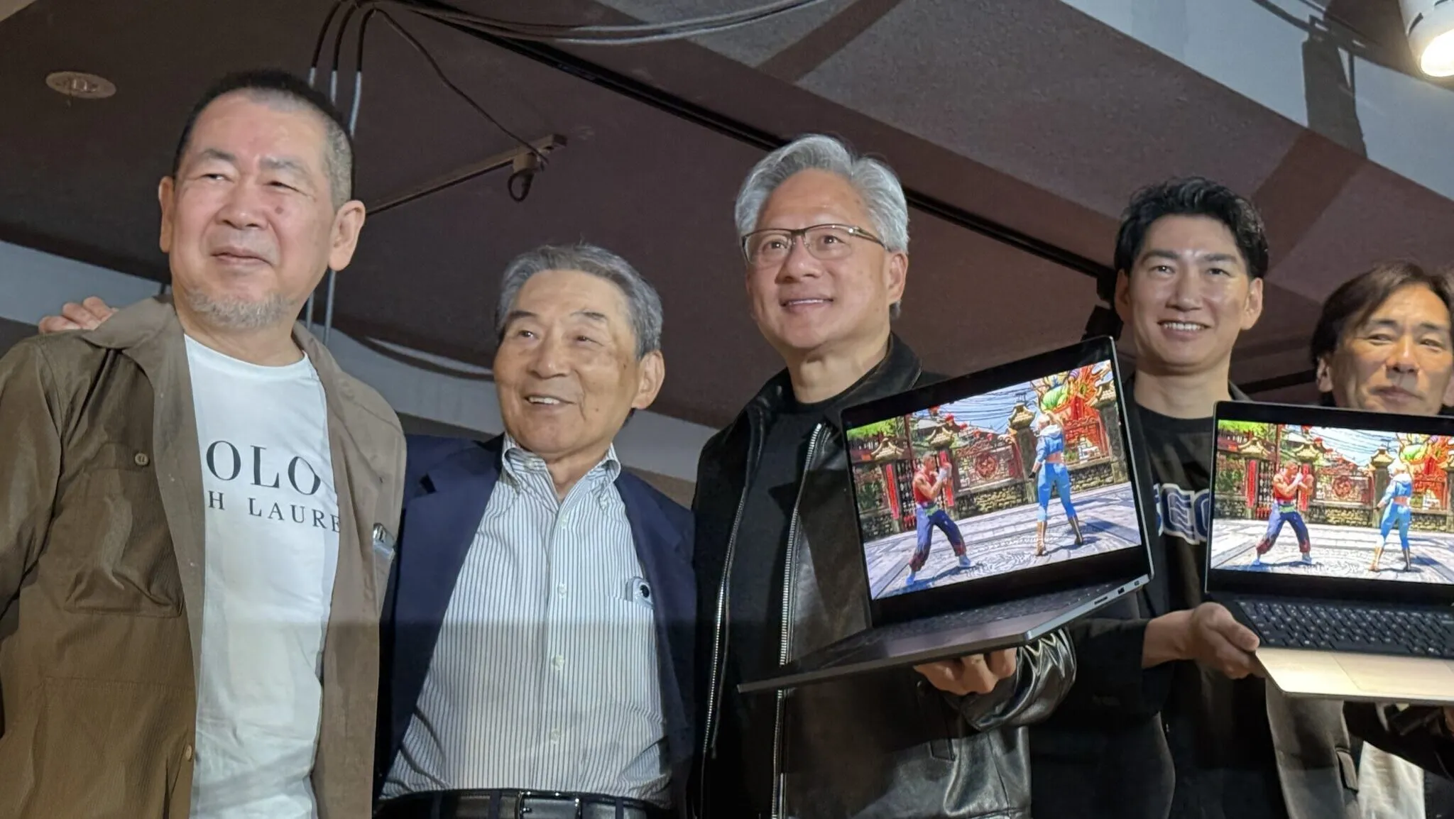 感念 30 年前 SEGA 前社長入交昭一郎對 NVIDIA 的「救命之恩」,黃仁勳到東京秋葉原親自道謝。圖/NVIDIA X