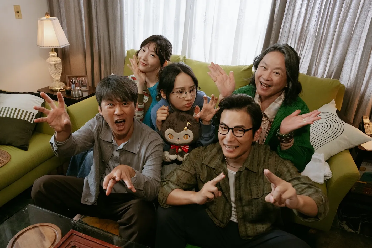 影集《我爸我媽,有時候還有阿嬤》正式殺青,主演陸小芬攜手郭雪芙、李沐等人共組溫馨的三代同堂家庭,戲裡戲外皆培養出深厚感情。(圖/一諾影視提供)