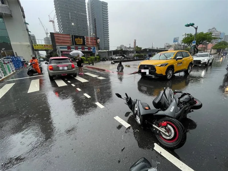 小甜甜Po出行車記錄器影片遭網炎上。（圖／翻攝畫面）