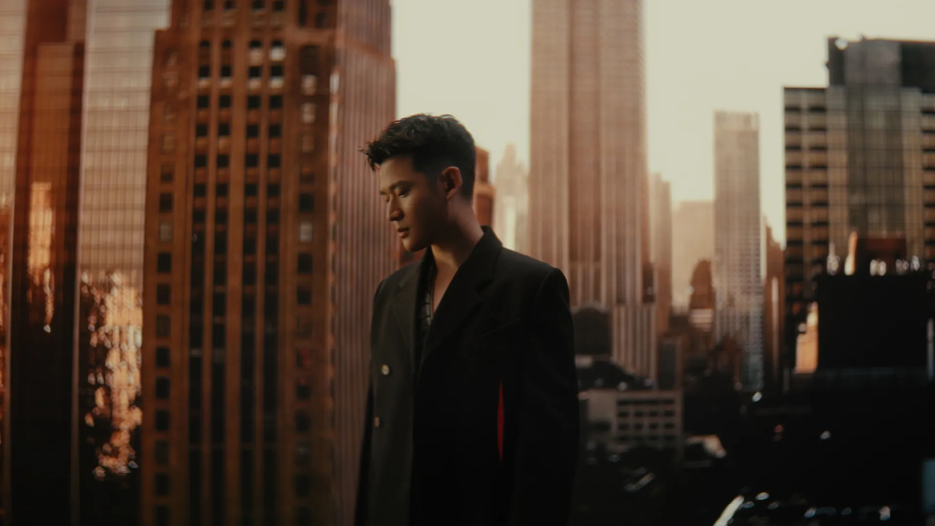 周興哲新歌〈All For You〉MV於今日正式上線，影片內運用大量綠幕特效打造未來感的城市風貌。（圖／星空飛騰提供）