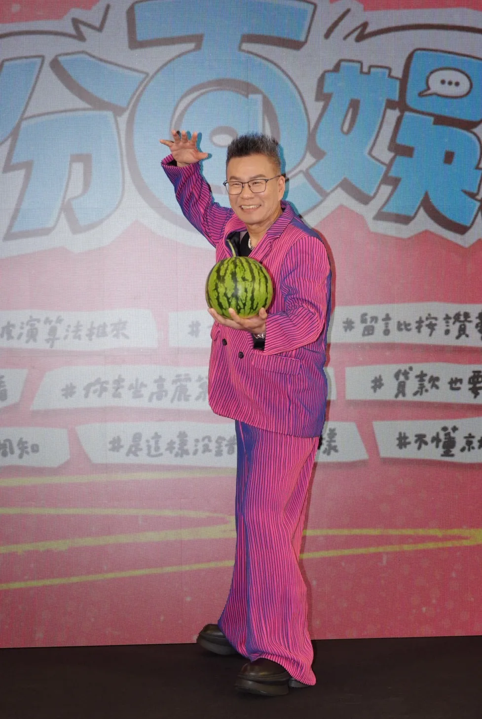 製作單位記者會上準備了各種「瓜」類組成的另類脆瓜團來助陣,象徵「收視頂呱呱」。(圖/記者陳明中攝)
