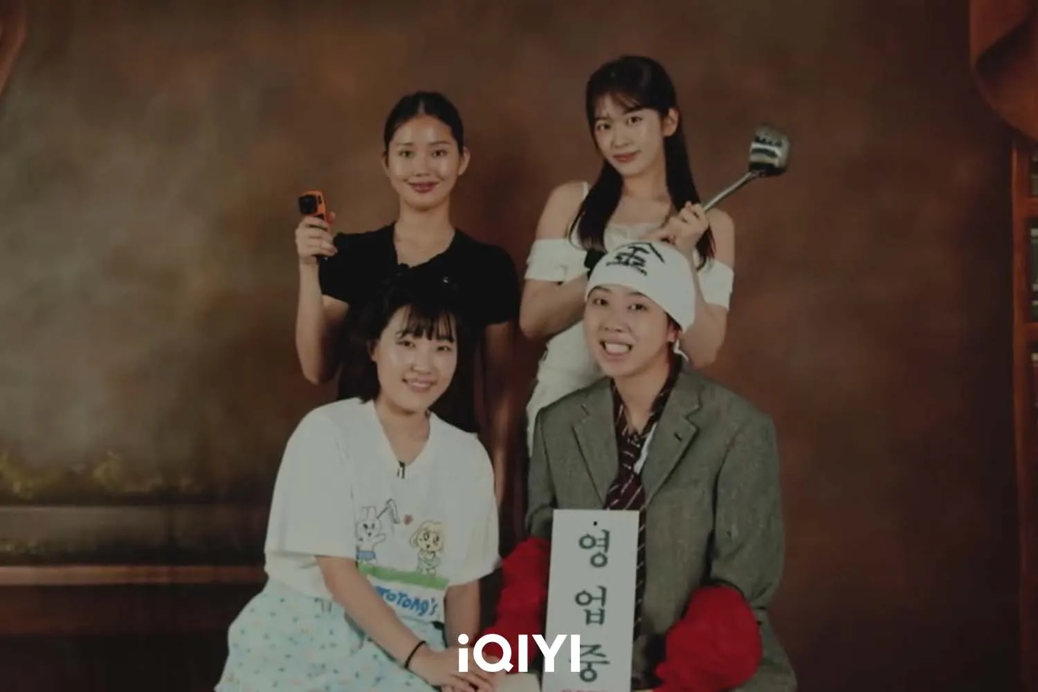 《宇宙年糕店》「爆笑四姐妹」李恩智、MIMI、李泳知、安兪真合體開店。(圖/iQIYI愛奇藝國際版提供)