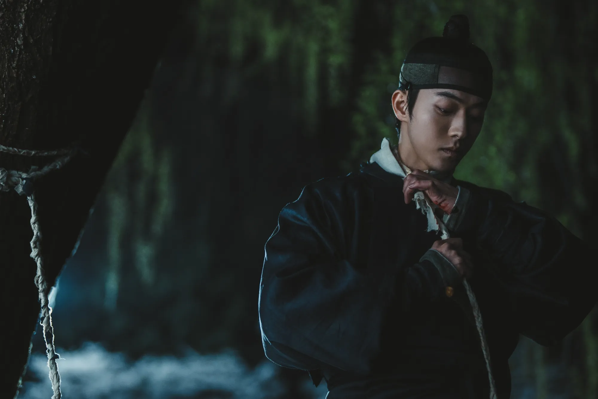 南柱赫在《鬼謎東宮》飾演捉鬼人，穿梭陰陽兩界。（圖／Netflix 提供）