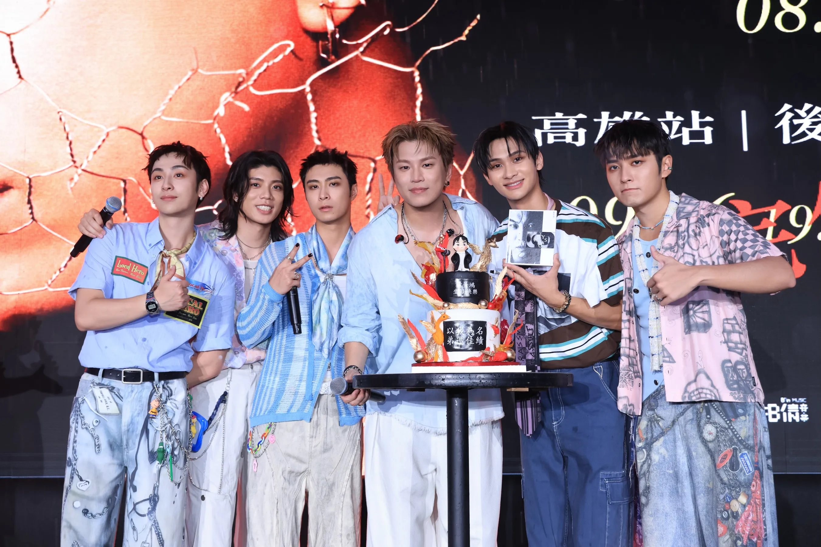 FEniX驚喜現身送蛋糕,向崇拜的前輩阿弟祝福告白。(圖/相信音樂提供)