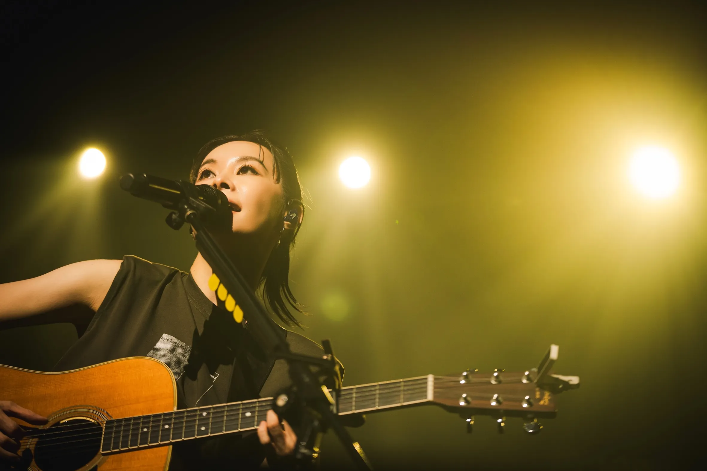 金曲歌后鄭宜農日前於台北舉辦演唱會,以全新音樂詩人姿態回歸舞台,全場挑戰零提詞機演出並首唱日文單曲,與現場2000名歌迷共度溫馨的音樂夜晚。(圖/邊走邊聽有限公司提供)