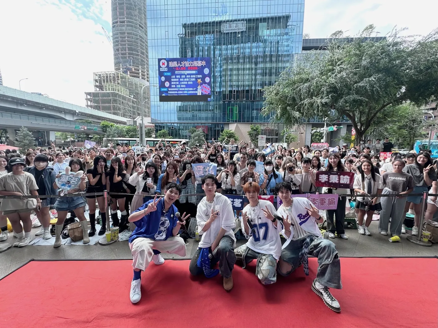 男團AcQUA源少年昨日舉辦全新單曲簽唱會,現場吸引大批歌迷到場應援(圖/種子提供)