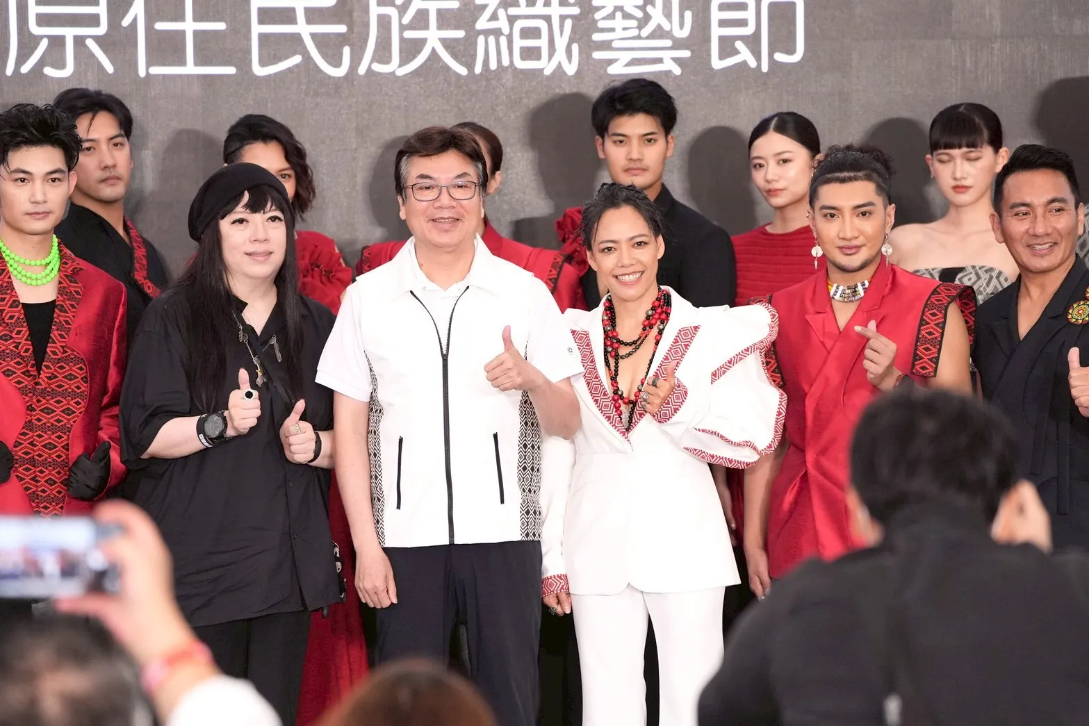 「原住民族織藝節」由國際知名針織設計師潘怡良領銜策劃,集結12位台灣設計師。(圖/記者許方正攝)