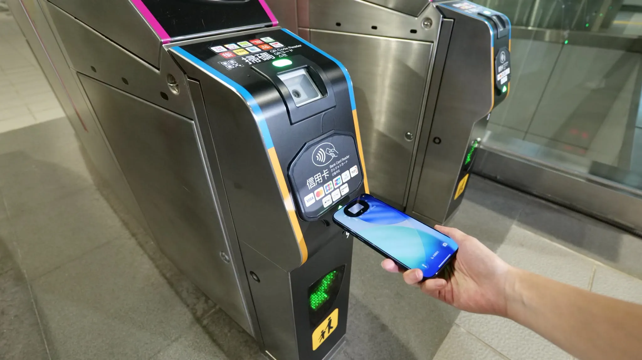 北捷開放國內外信用卡及綁定Apple Pay、Google Pay、Samsung Pay感應進站。(圖/翻攝自台北捷運 Metro Taipei臉書)