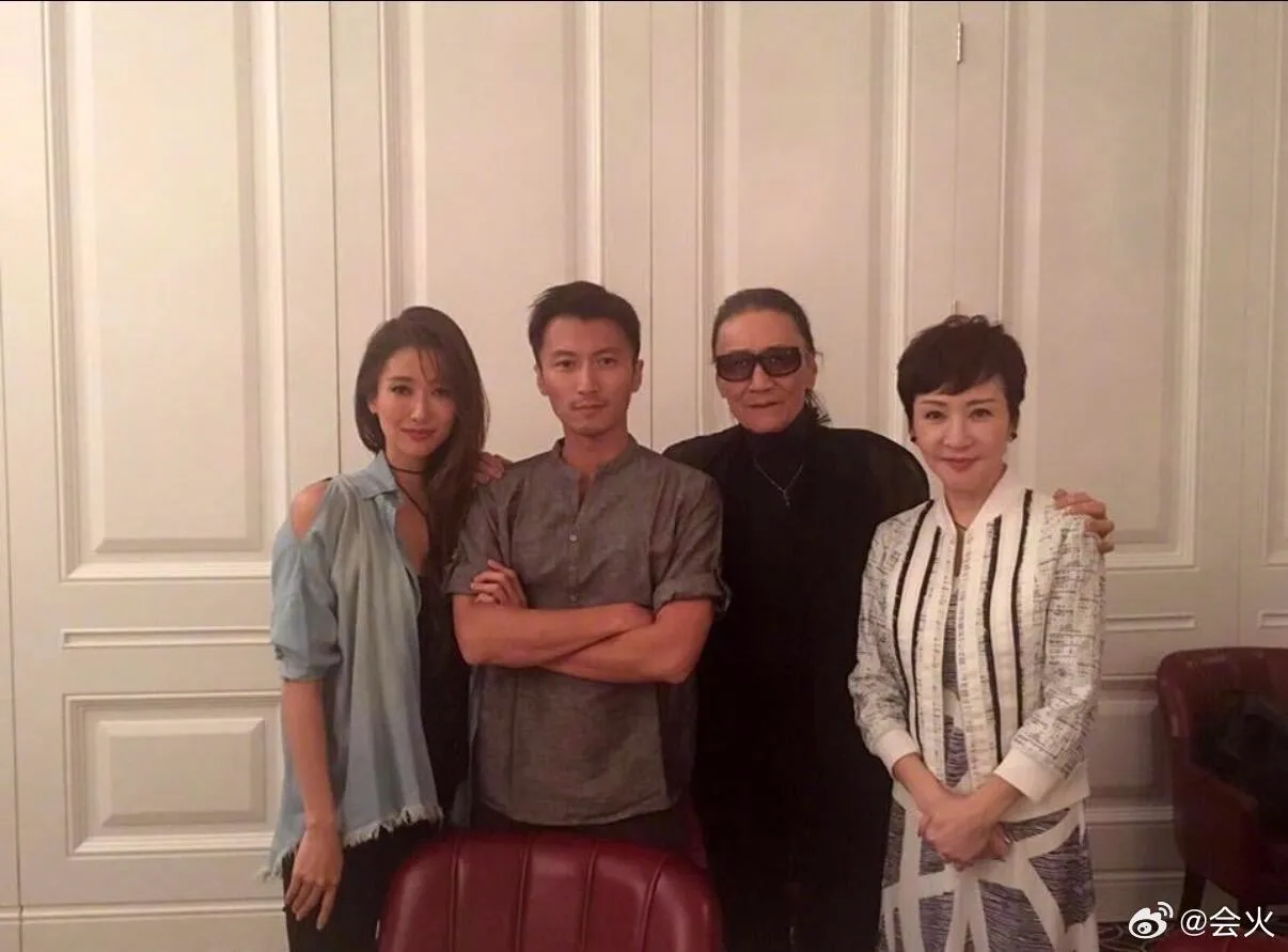 謝家人團圓,謝婷婷(左起)、謝霆鋒、謝賢、狄波拉。(圖/翻攝會火微博)