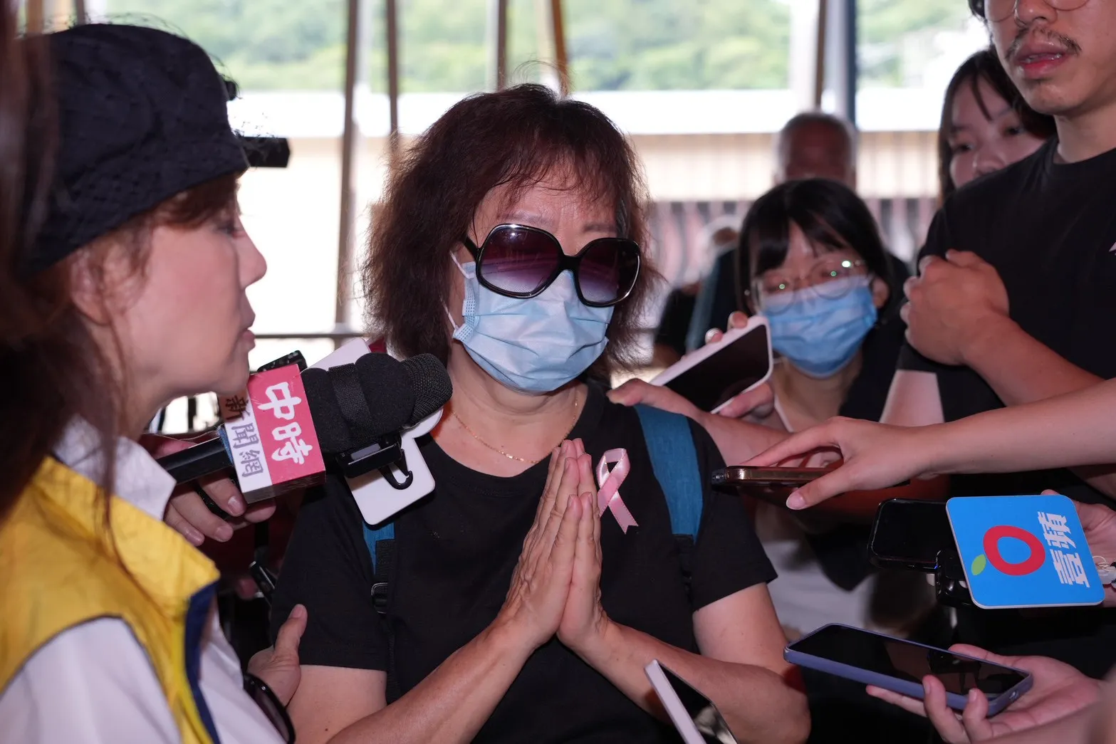 資深藝人周麟告別式親姊姊淚訴十幾年未聯絡。(圖/記者許方正攝)