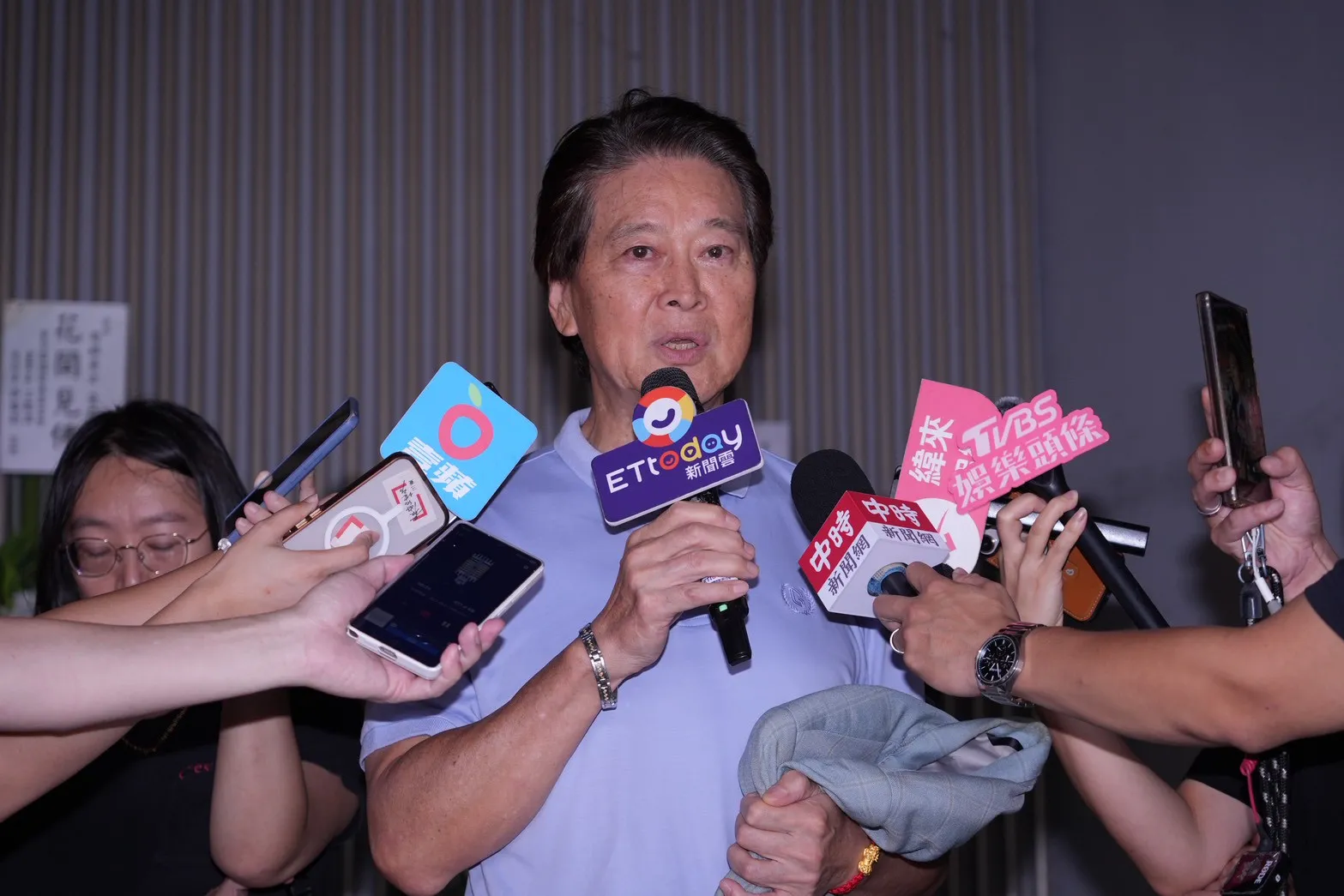周麟摯友劉尚謙受訪時難掩悲傷落淚,並感謝演藝圈好友與優質生命協會協助處理後事。(圖/記者許方正攝)