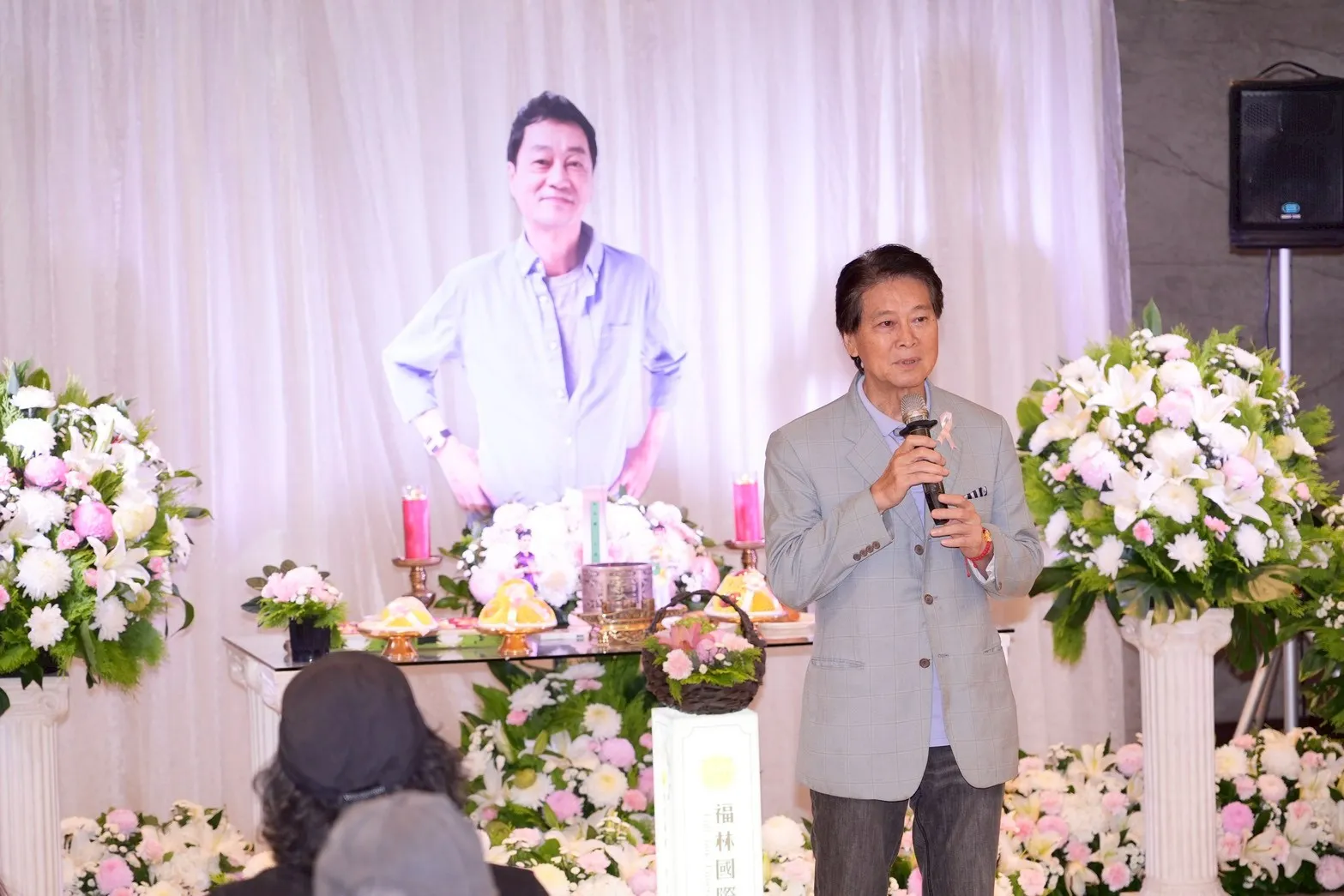 劉尚謙在摯友周麟告別式上致詞。(圖/記者許方正攝)