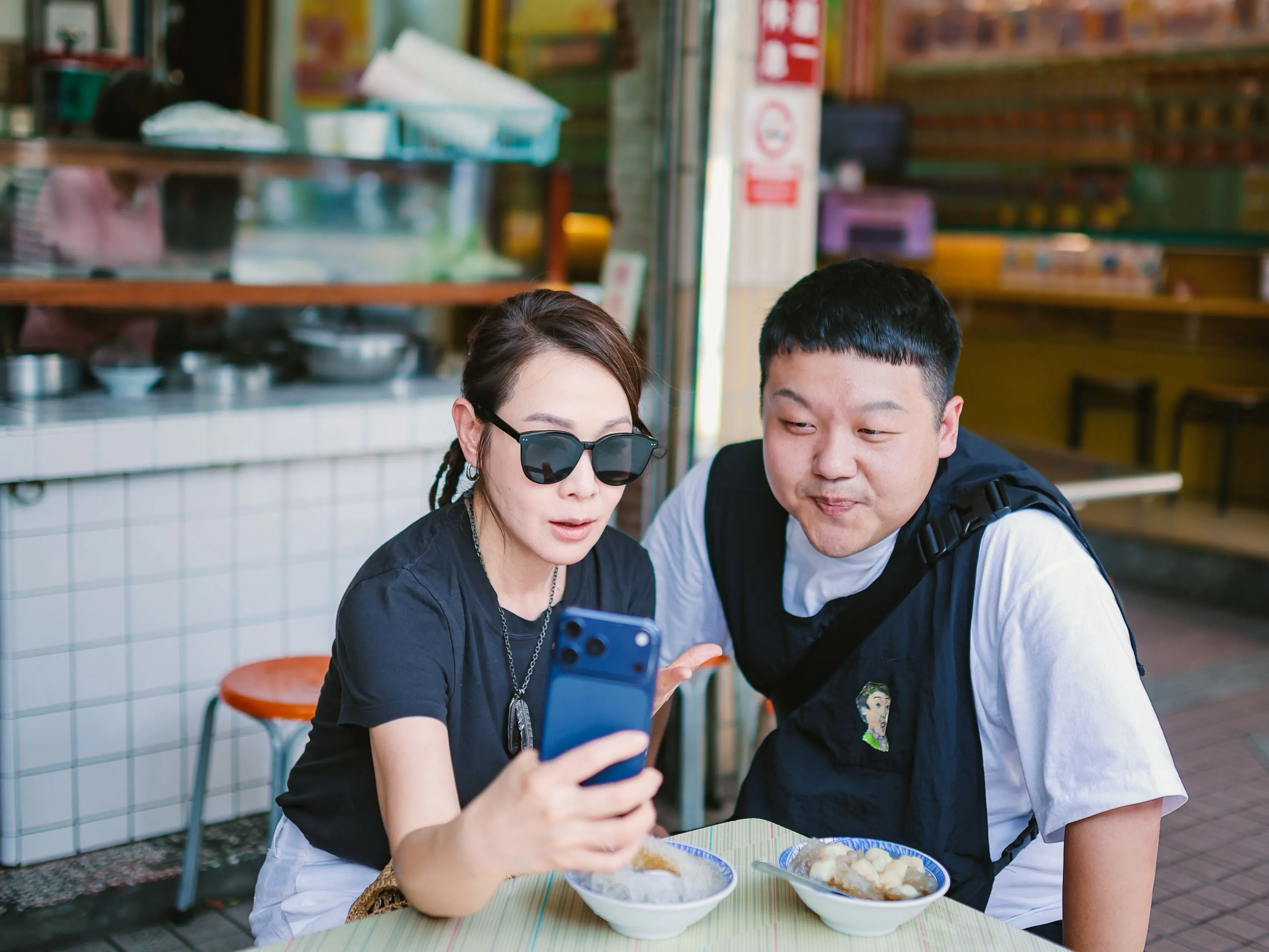 劉若英日前造訪高雄,與知名美食旅遊創作者豆比登合作拍攝影片,穿著輕便服裝走訪在地店家品嚐美食。(圖/豆比登工作室提供)