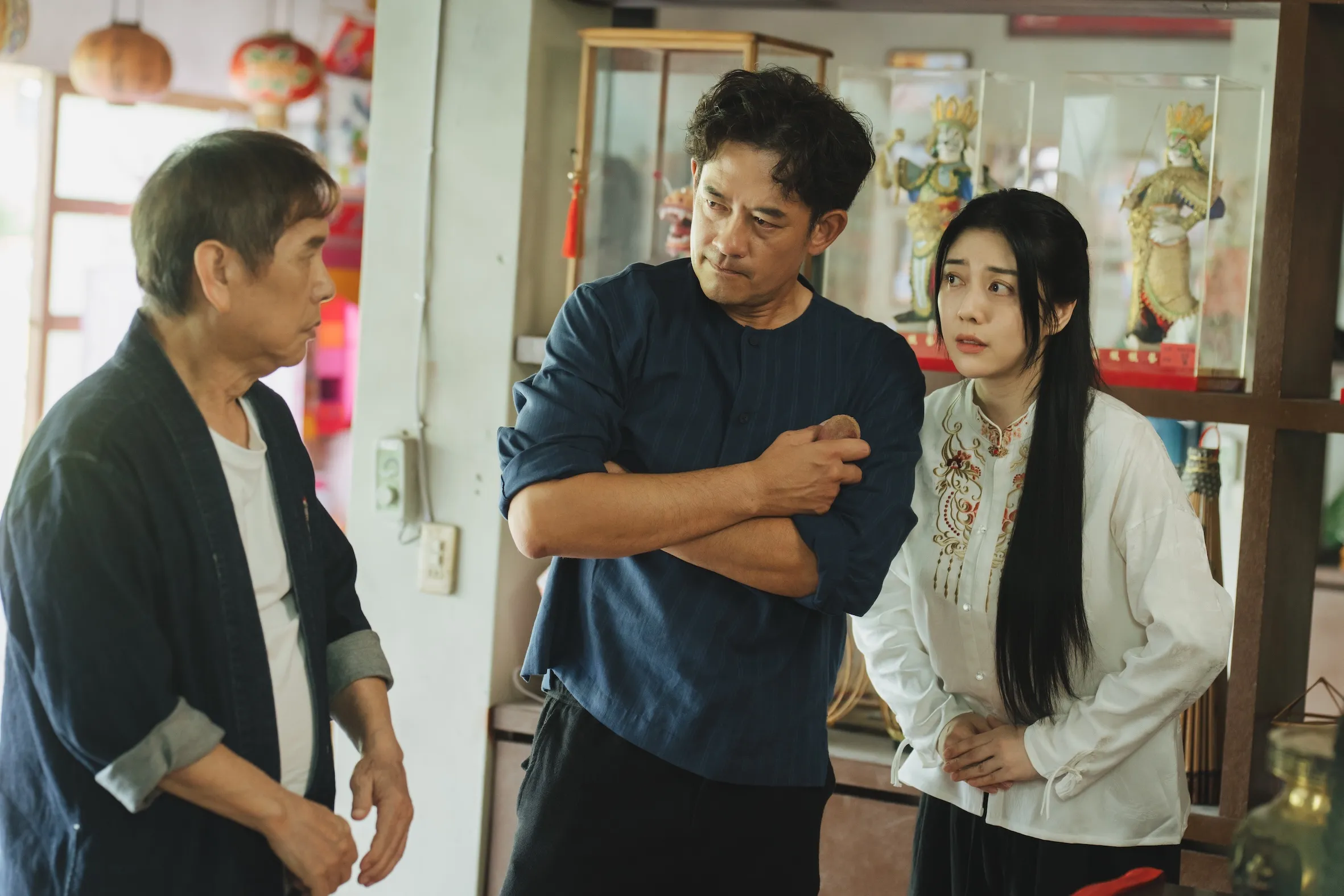 《阿松與阿暖》黃西田(左起)飾演紙藝老師傅,與兒子王傳松(柯叔元 飾)有著多年心結;來自明朝的阿暖(韓瑜 飾)意外讓這對父子的人生產生變化。(圖/Hami Video提供)