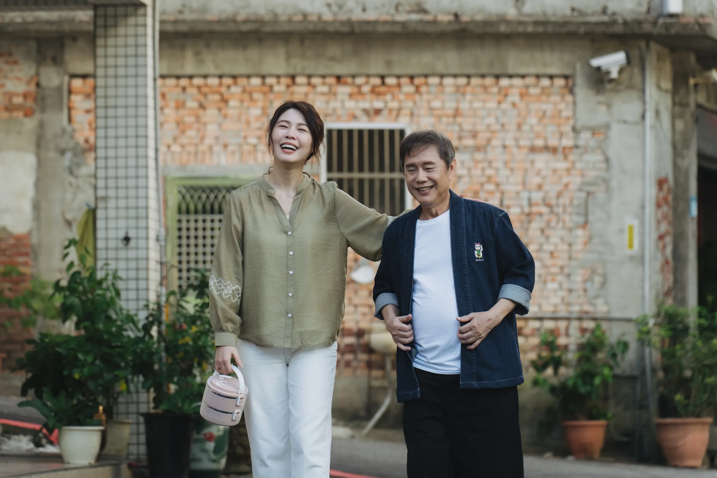 《阿松與阿暖》白家綺(左)飾演王傳松前妻「阿芬」,與黃西田飾演的公公互動自然溫馨,戲中展現濃厚的人情味與家庭情感。(圖/Hami Video提供)