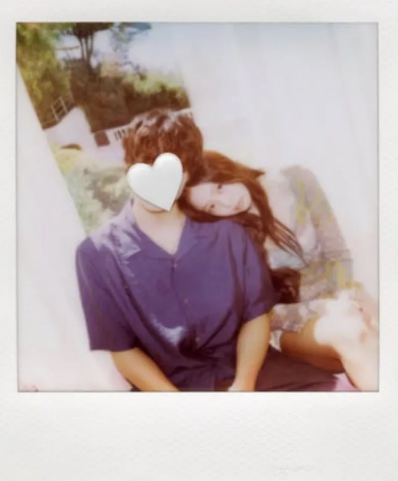Jennie曬出與神秘男子合照。(圖/翻攝自Jennie IG)