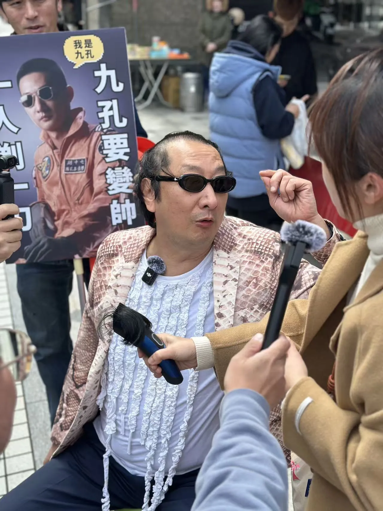沒有偶包!九孔讓民眾一人一刀剃平頭。(圖/《九孔要變帥》提供)