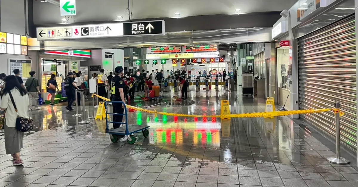 桃園火車站今天清晨發生火警。(圖/翻攝畫面)