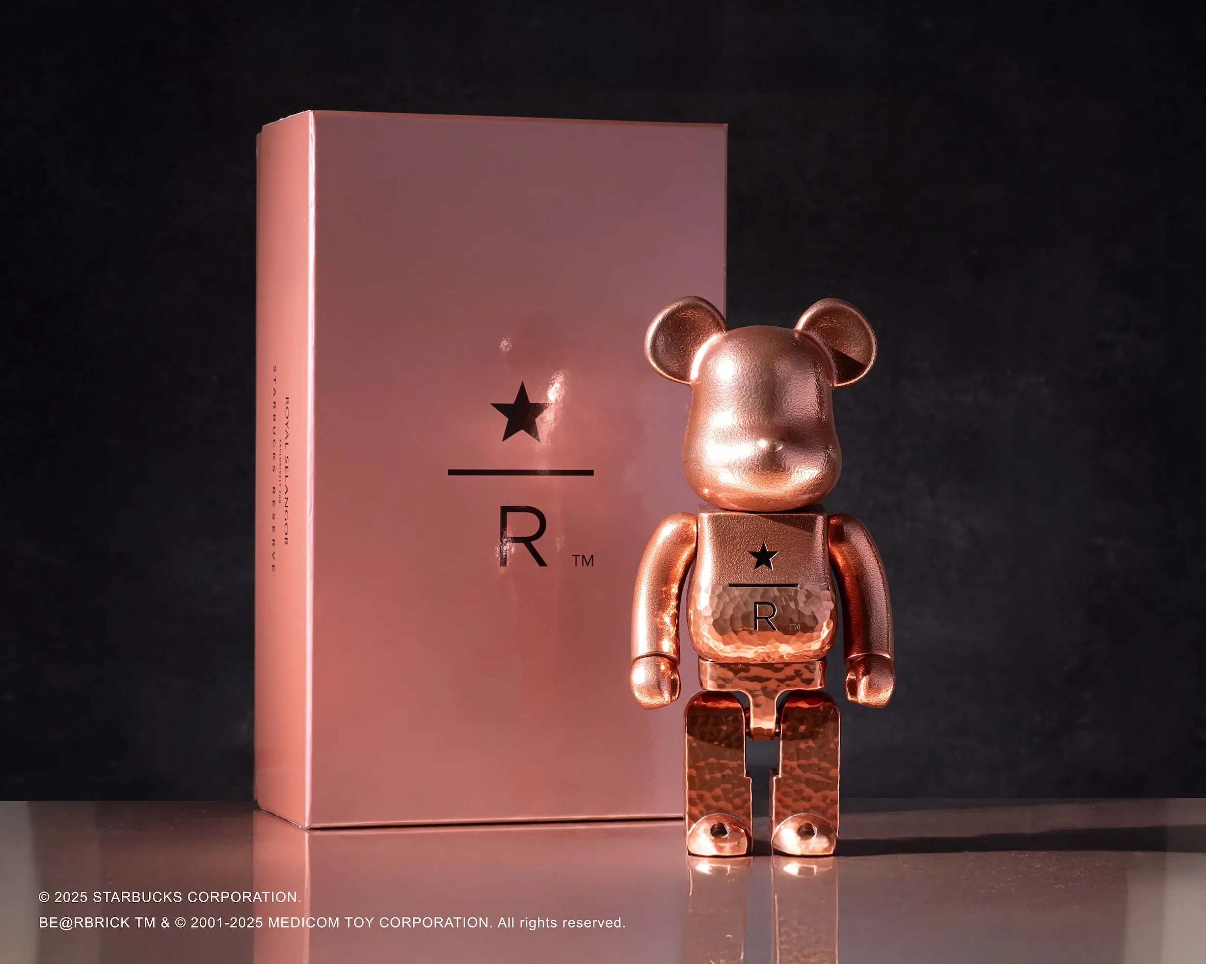 「400錫典藏BE@RBRICK ROYAL SELANGOR」,聯手BE@RBRICK 與馬來西亞錫器品牌 ROYAL SELANGOR共同合作,以玫瑰金色調勾勒,鑄錫紋路細膩。(圖/星巴克提供)