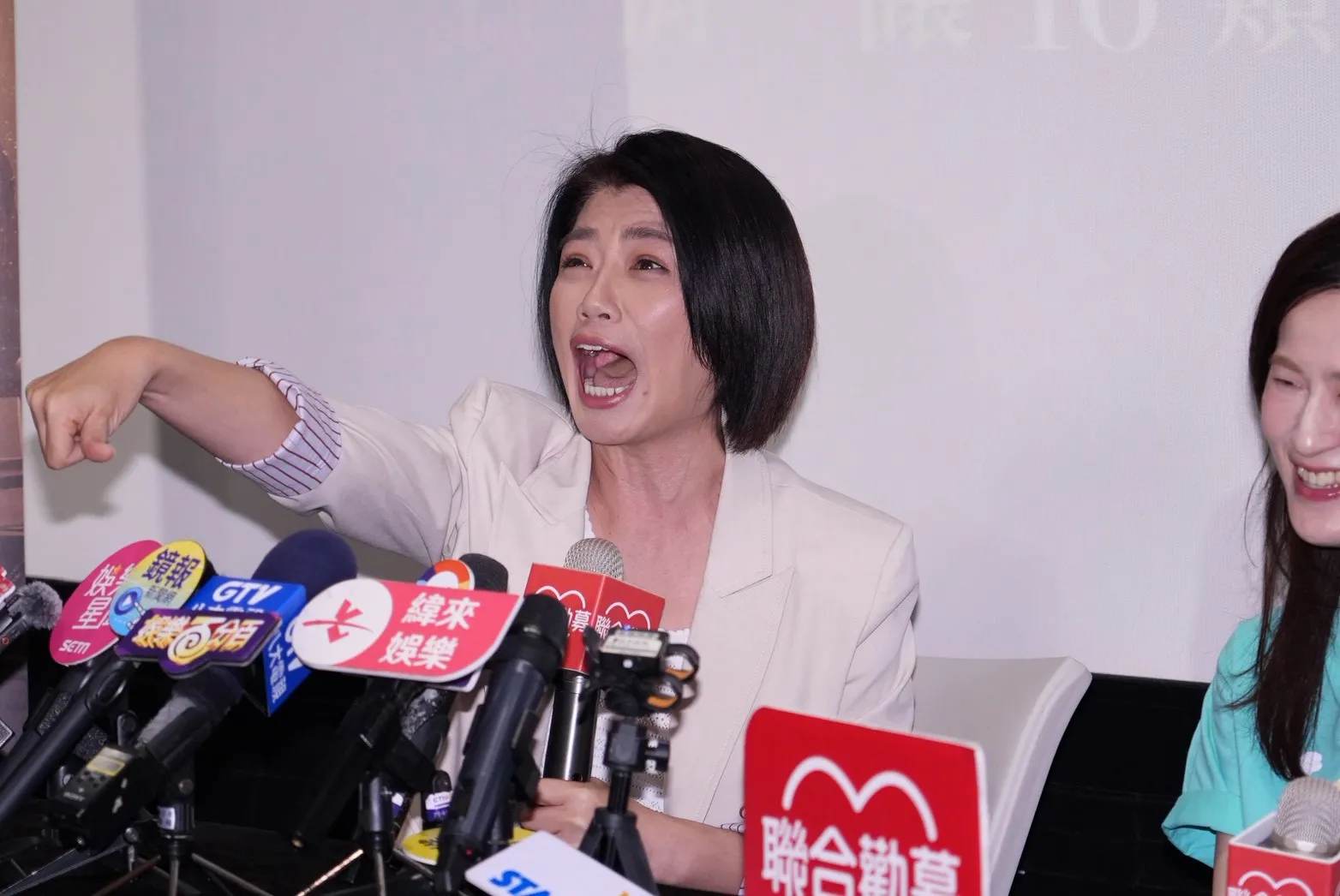 嚴藝文打鼓打到手長繭。(圖/記者許方正攝)