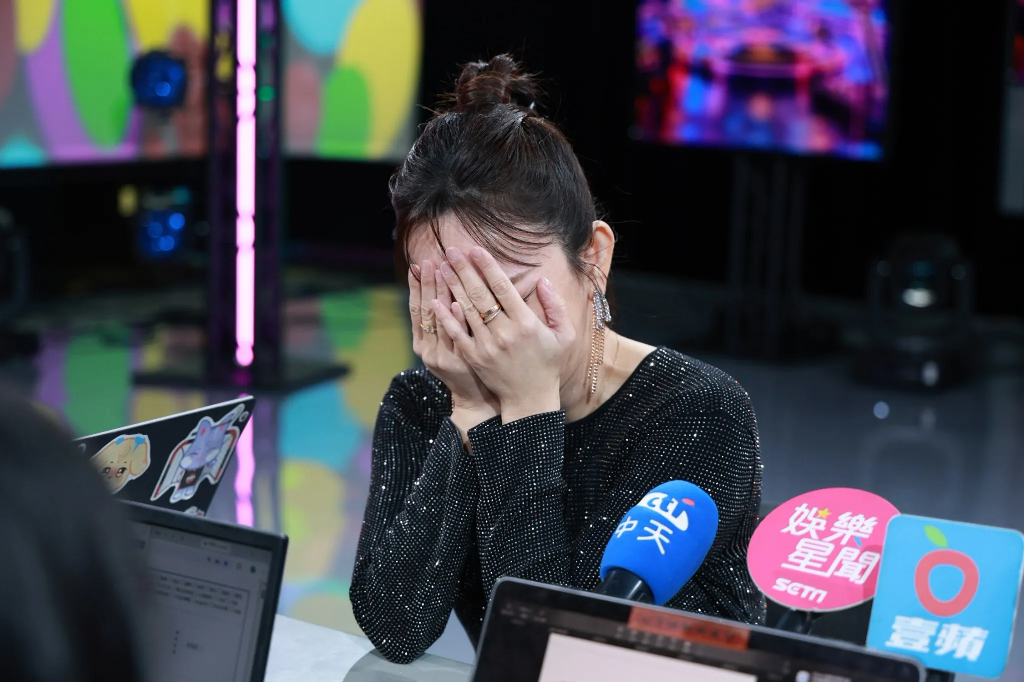 愛紗不想承認當老師賺很大，笑瘋。（圖／娛樂中心攝）