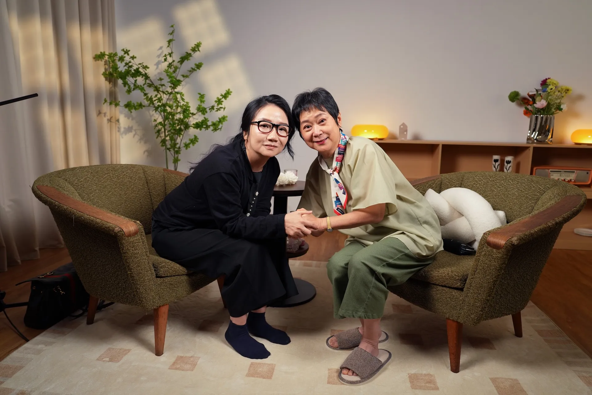 王月(右)給陶晶瑩溫暖。(圖/《女人心事》提供)