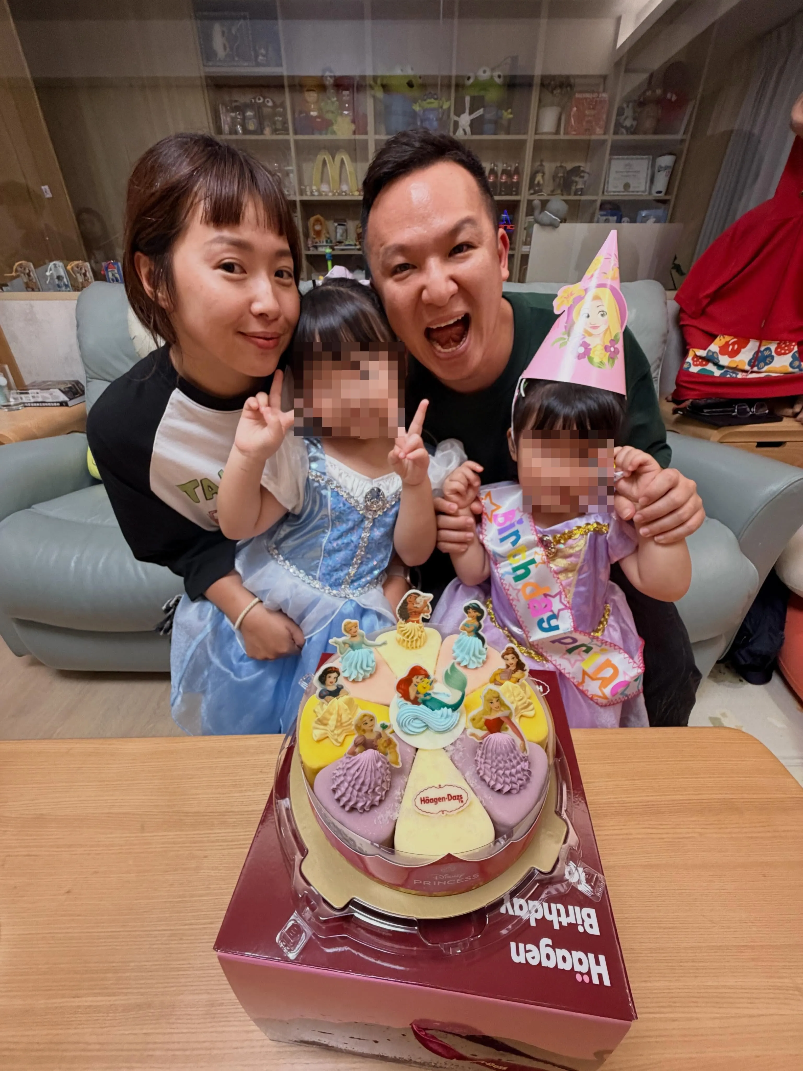 蔡阿嘎和二伯被抓包現身員工小孩的慶生會。（圖／翻攝自Amymama 洪+0臉書）