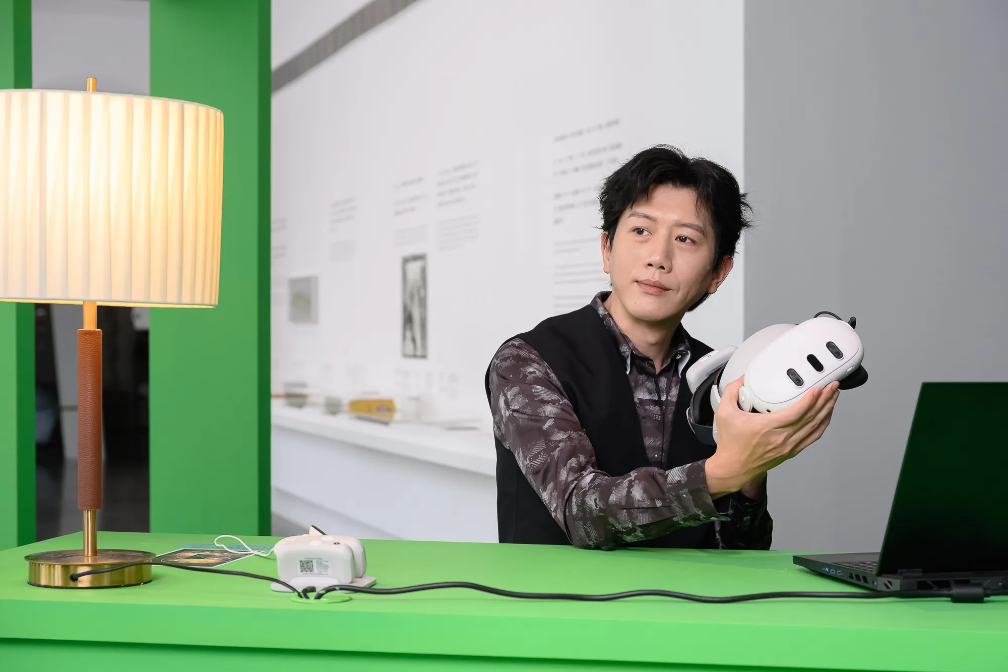 莫子儀表示《雲在兩千米》都在綠幕攝影棚演出,360度無死角拍攝,表演難度很高。(圖/北師美術館提供)