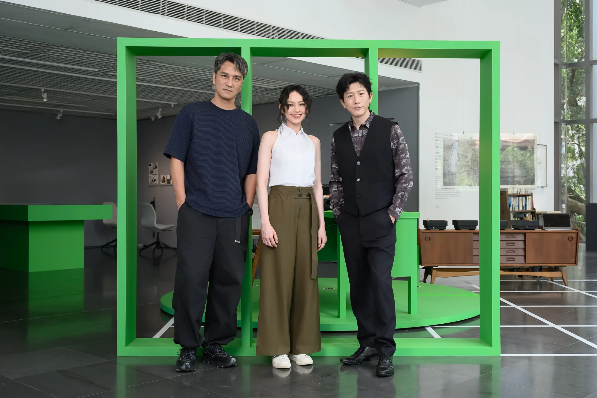 莫子儀(左起)、姚以緹、莫子儀出席《雲在兩千米》記者會。(圖/北師美術館提供)