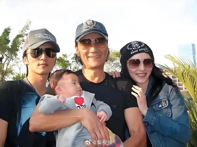 張柏芝與前公公謝賢關係非常好,謝賢相當疼愛張柏芝。(圖/翻攝自微博)