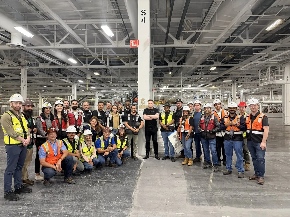 馬斯克(Elon Musk)近日於社群平台發布了一張在美國弗里蒙特工廠的合照,並透露他親自視察了 Optimus 人形機器人的生產現場(圖/馬斯克X)
