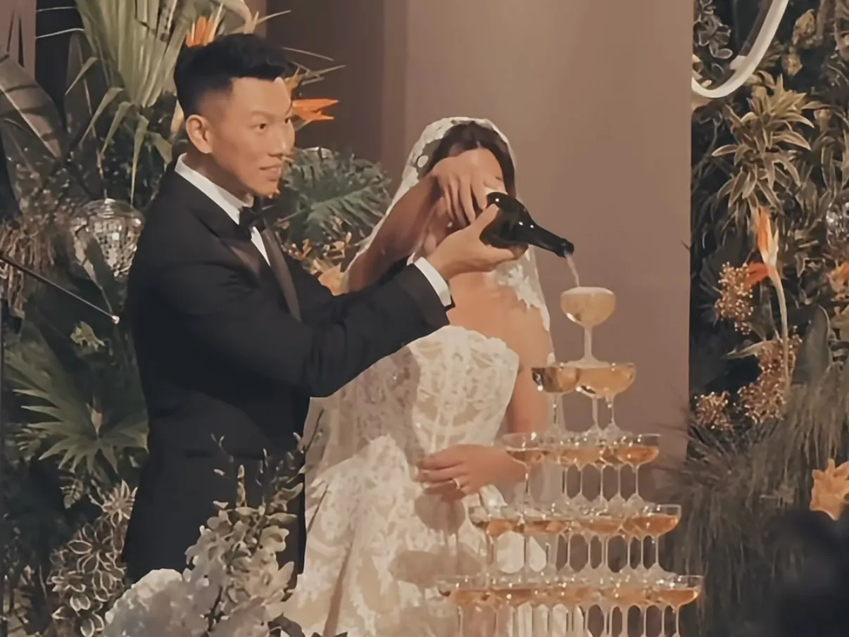 瘦子(左)和老婆倒香檳塔。(圖/翻攝焦凡凡IG)