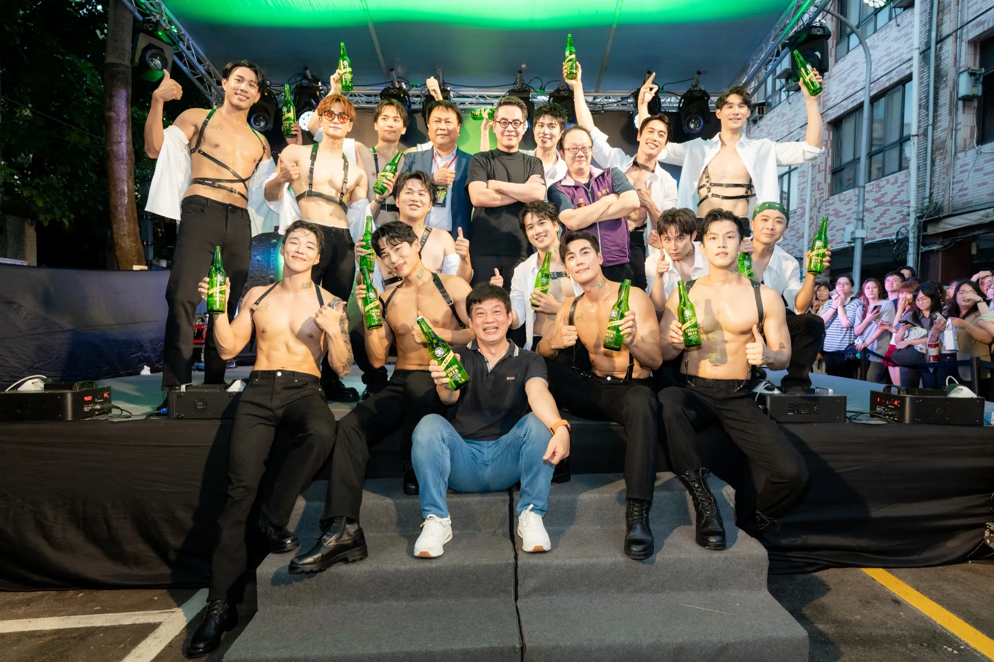 「Dcard 挖海盆」與「台啤男孩」共組限定男團「上青 Boyz」。(圖/台啤提供)