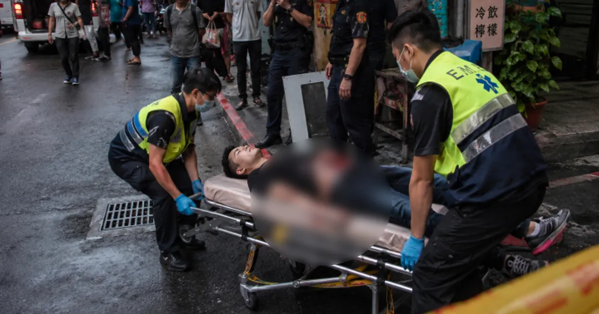 汐止驚傳砍人案!24歲男遭狂砍3刀倒地。(圖/AI生成示意圖)
