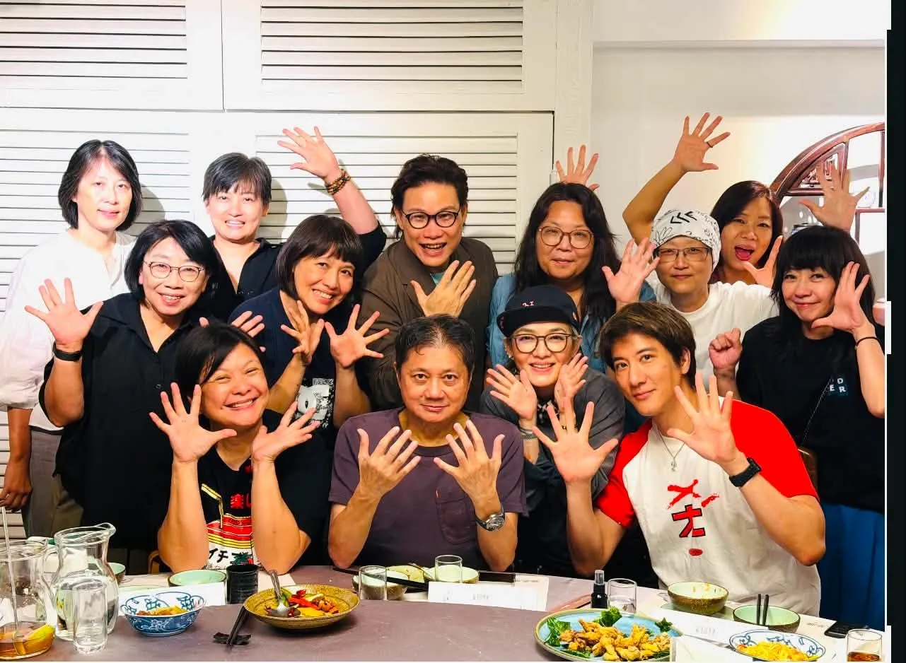 蘇永康（後中）、王力宏（前右起）、范曉萱齊聚一堂。（圖／翻攝余玉卿臉書）