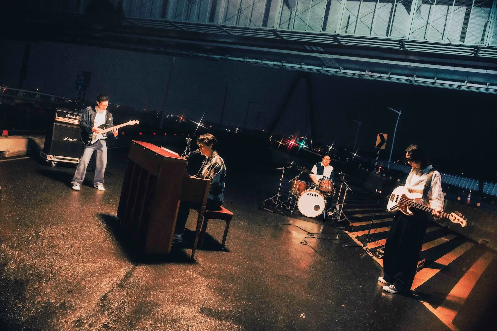 金曲樂團宇宙人推出最新MV，延續熱播影集的情感餘韻打造全新視覺番外篇。（圖／相信音樂提供）
