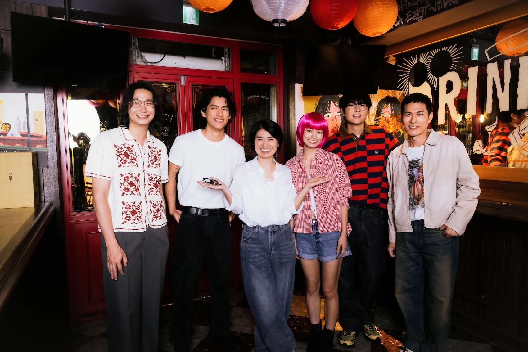 金曲樂團宇宙人推出最新MV，特別邀請導演嚴藝文、演員朱軒洋及蒲禾菲齊聚，延續熱播影集的情感餘韻打造全新視覺番外篇。（圖／相信音樂提供）