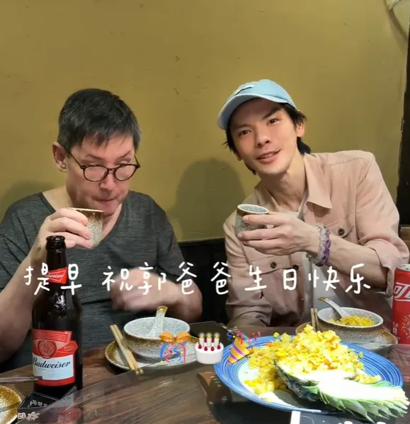 向佐幫郭爸爸慶生。(圖/翻攝微博)