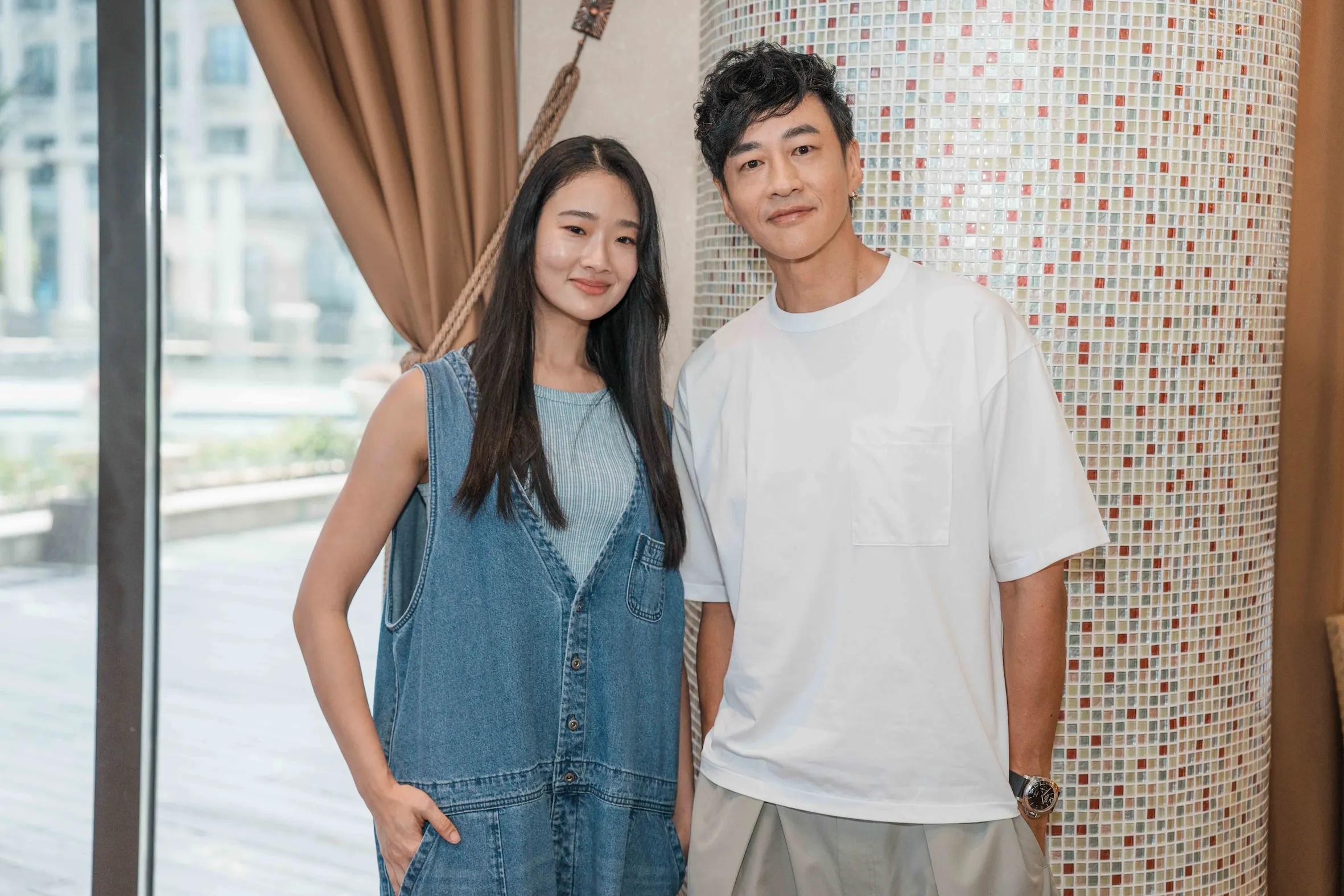 泰國演員Aokbab茱蒂蒙(左)來台拍攝何潤東執導的影集《對你心動的預言》。(圖/TVBS提供)