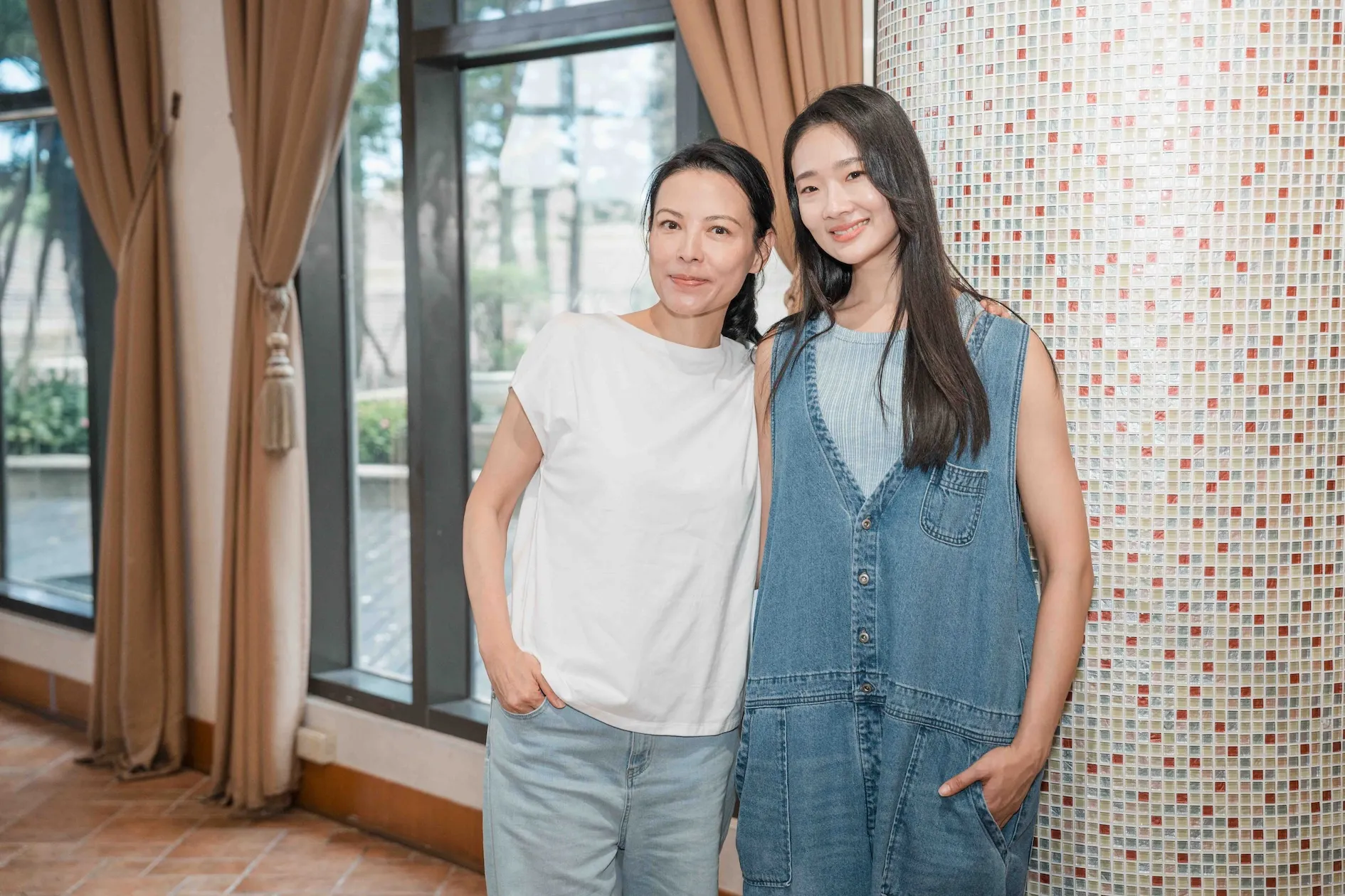 陳孝萱(左)與Aokbab茱蒂蒙飾演母女 每天都要愛的抱抱。(圖/TVBS提供)
