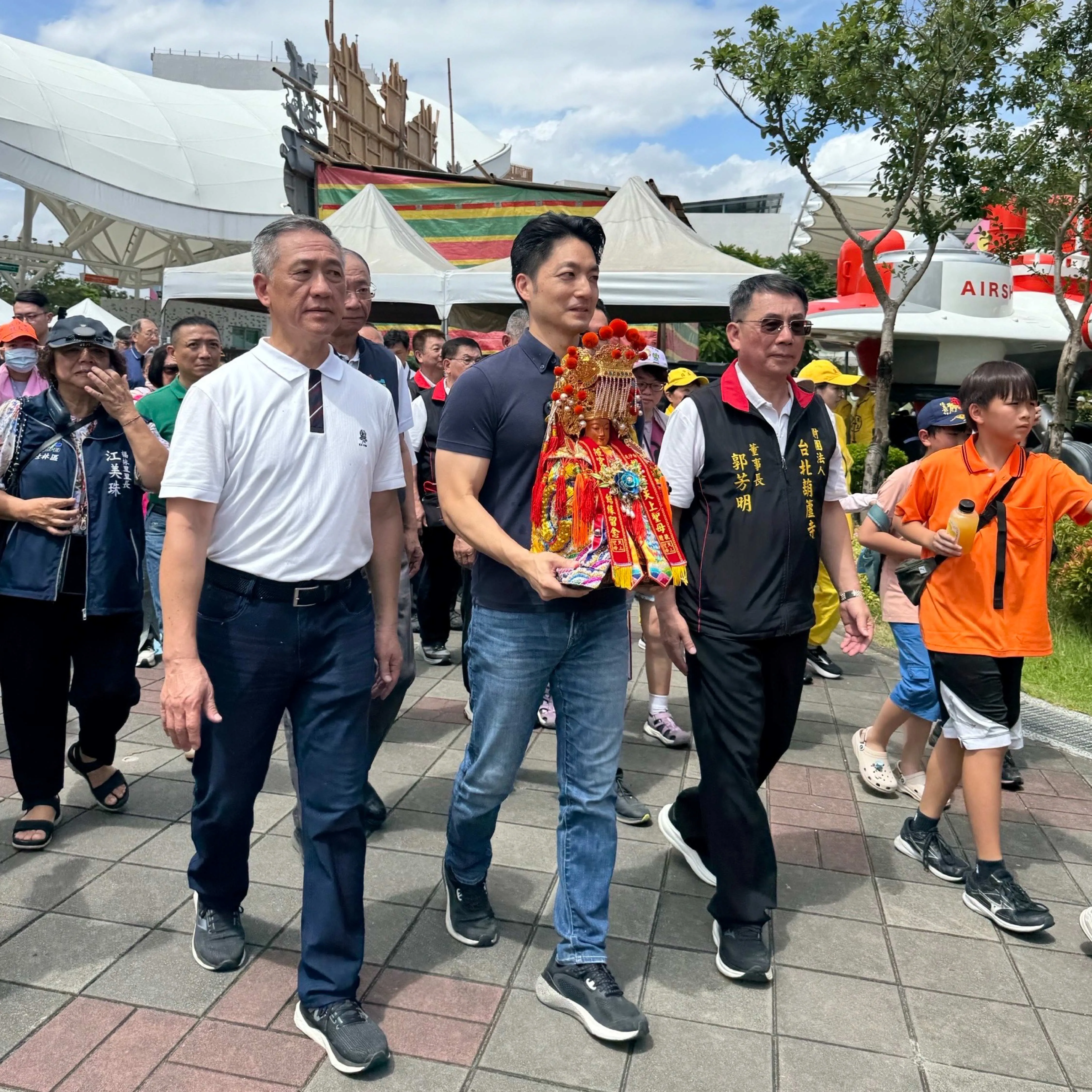 臺北市長蔣萬安出席「兒童新樂園7.26平安祈福日」,迎請白沙屯媽祖登上摩天輪進行祈福儀式。(圖/北捷提供)