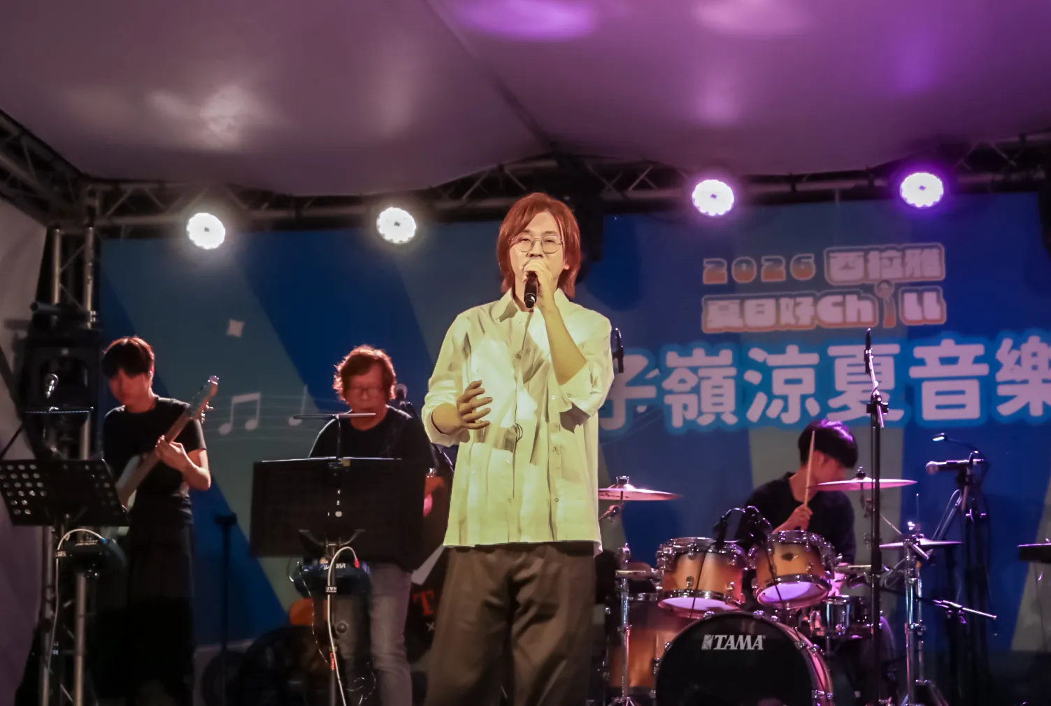 林隆璇則以經典作品〈難以抗拒你容顏〉揭開演出序幕。（圖／交通部觀光署西拉雅國家風景區管理處提供）
