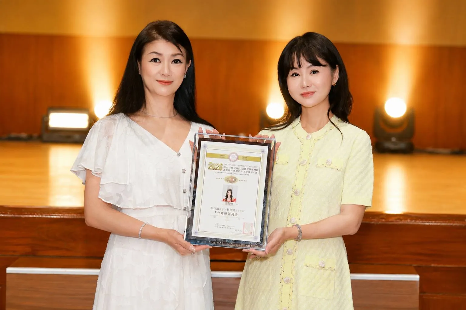 張如君（右）頒發聘書給大會主席藍郁晴。（圖／中華全球城市選拔協會提供）