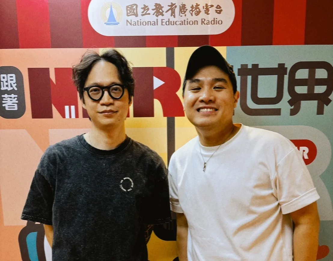 第36屆金曲獎「最佳作詞人」得主張淦勛（左）接受《Live!聲音實驗現場》主持人巫巴克訪問。（圖／巫巴克提供）
