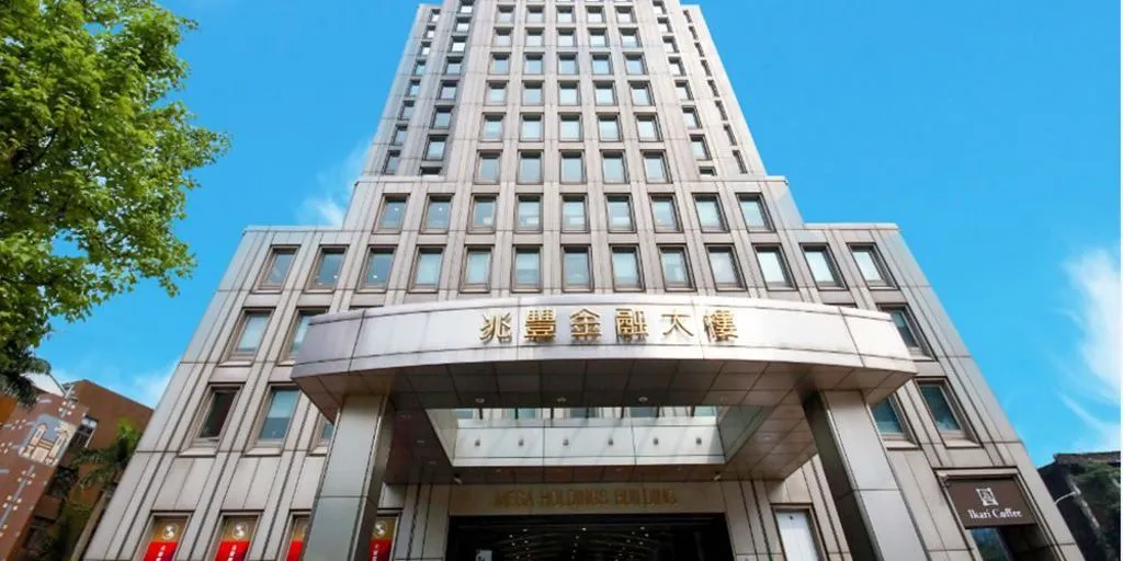 台股今（27）日持續承壓，金融類股逆勢走高，成為盤面最重要的撐盤力量，公股金控龍頭兆豐金距離50元整數關卡僅一步之遙。（圖／兆豐金提供）